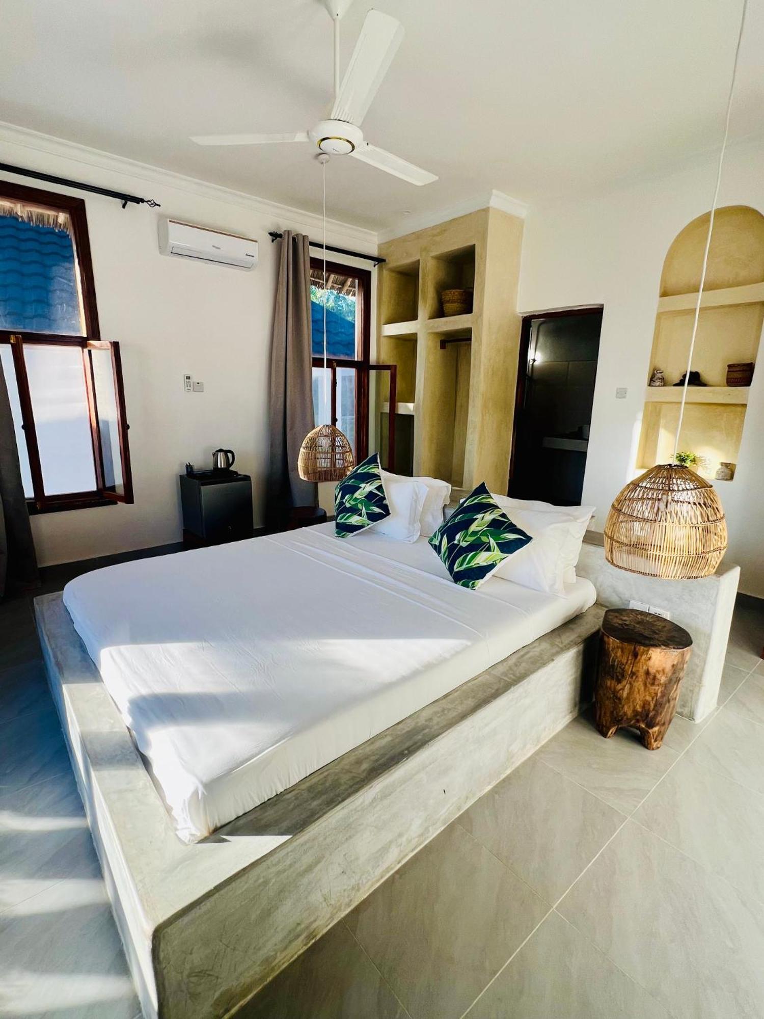 Mnana Beach Bungalows Pingwe Eksteriør billede